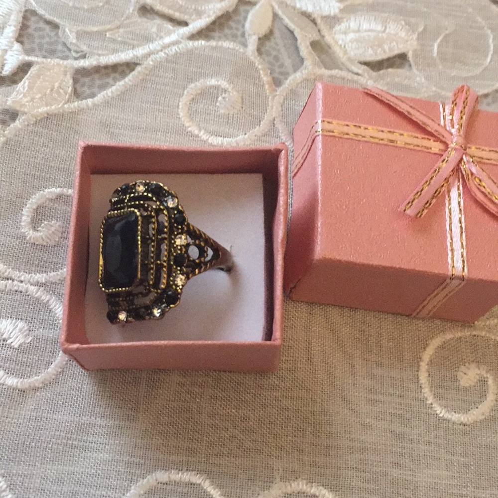 Unique Design ring - Picture 5 of 5